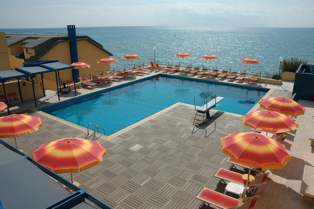 Grand Hotel Dei Cesari Anzio Extérieur photo